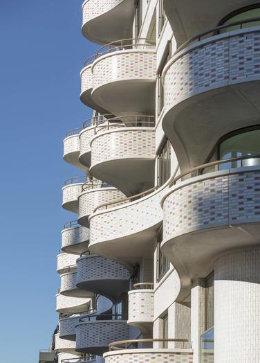 波浪；海浪；浪潮

注：The Wave在不同语境可能有不同理解，比如也可能指特定的名为波浪谷的自然景观等，但仅从这两个单词本身常见释义有上述这些如果有更具体语境，可补充后获得更精准翻译 丨荷兰阿姆斯特丹-17