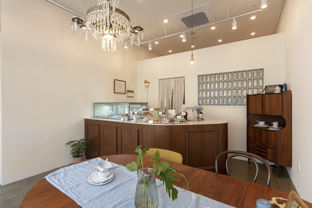 白色与木色交融，极简主义的餐厅设计-8