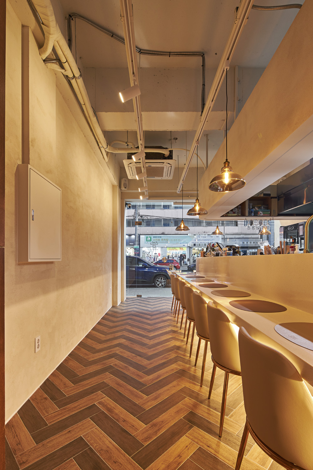 光影交织的 21 平米高级餐厅设计-9
