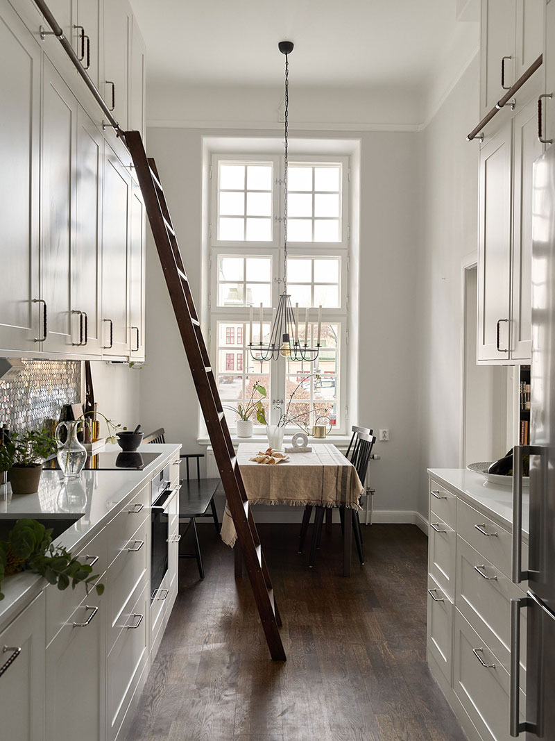 带有黑色家庭图书馆的斯堪的纳维亚式公寓(109 平方米)-16