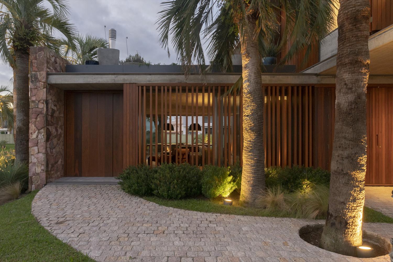 巴西 Pelotas 现代住宅 | 混凝土、木头和玻璃的完美融合-3