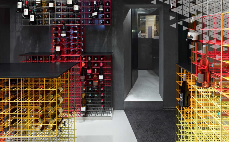 德国 Stuttgart 彩虹葡萄酒商店,创新搁架系统展现空间利用之美-4