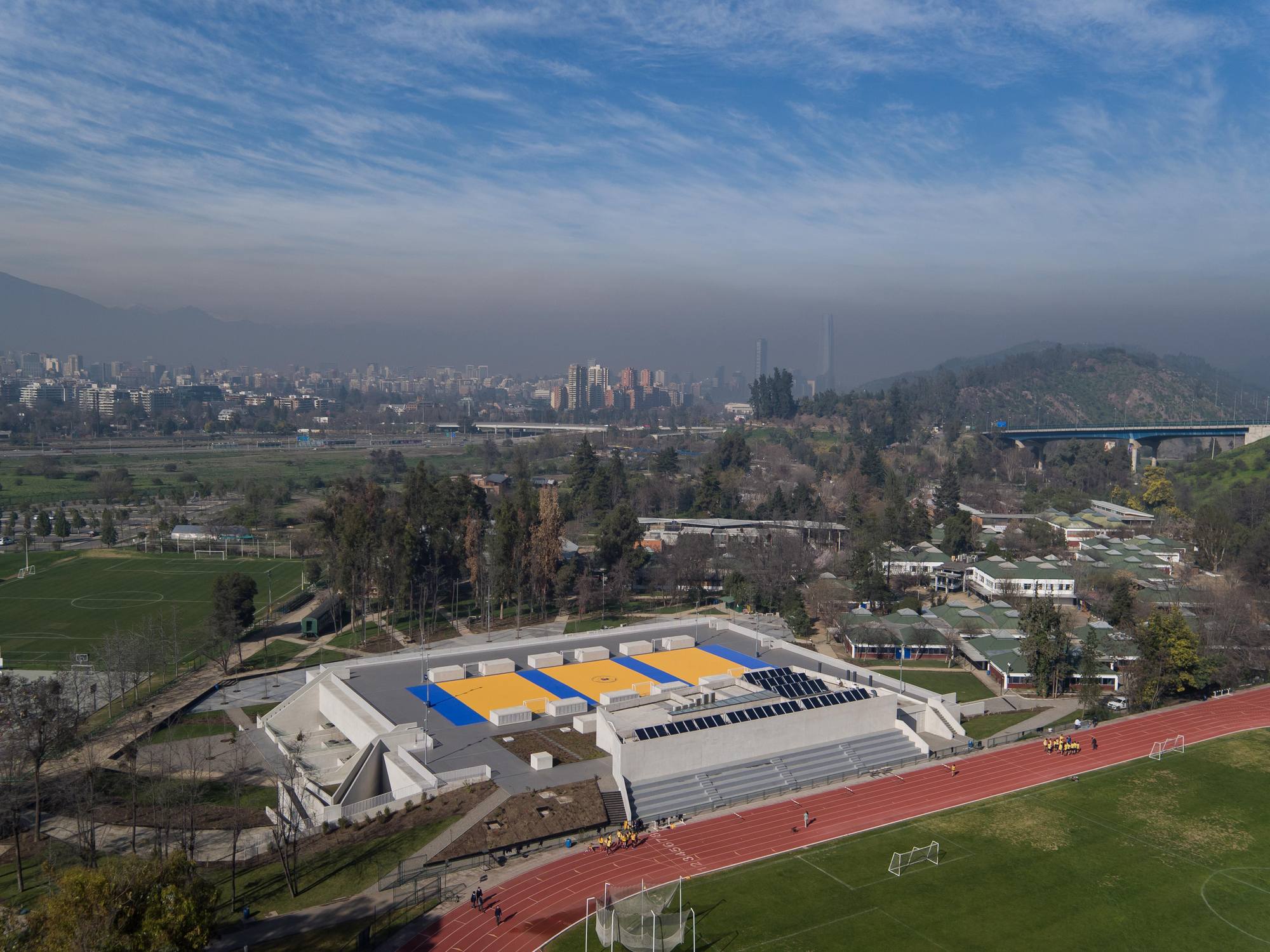 智利森林中的圣乔治学院体育馆-40