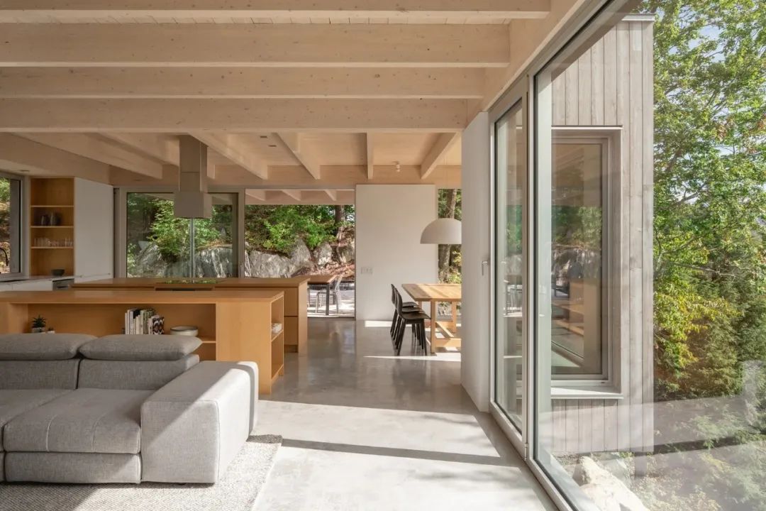 加拿大岩石森林中的木制私人住宅-26