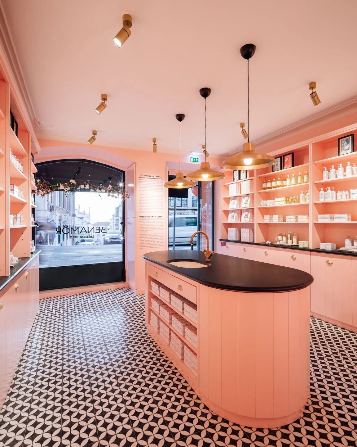 贝纳姆粉色商店 · 浪漫女孩心的魔法美容空间丨葡萄牙里斯本-31