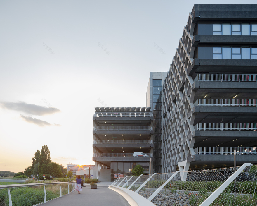 停车大楼的动态转换空间-25