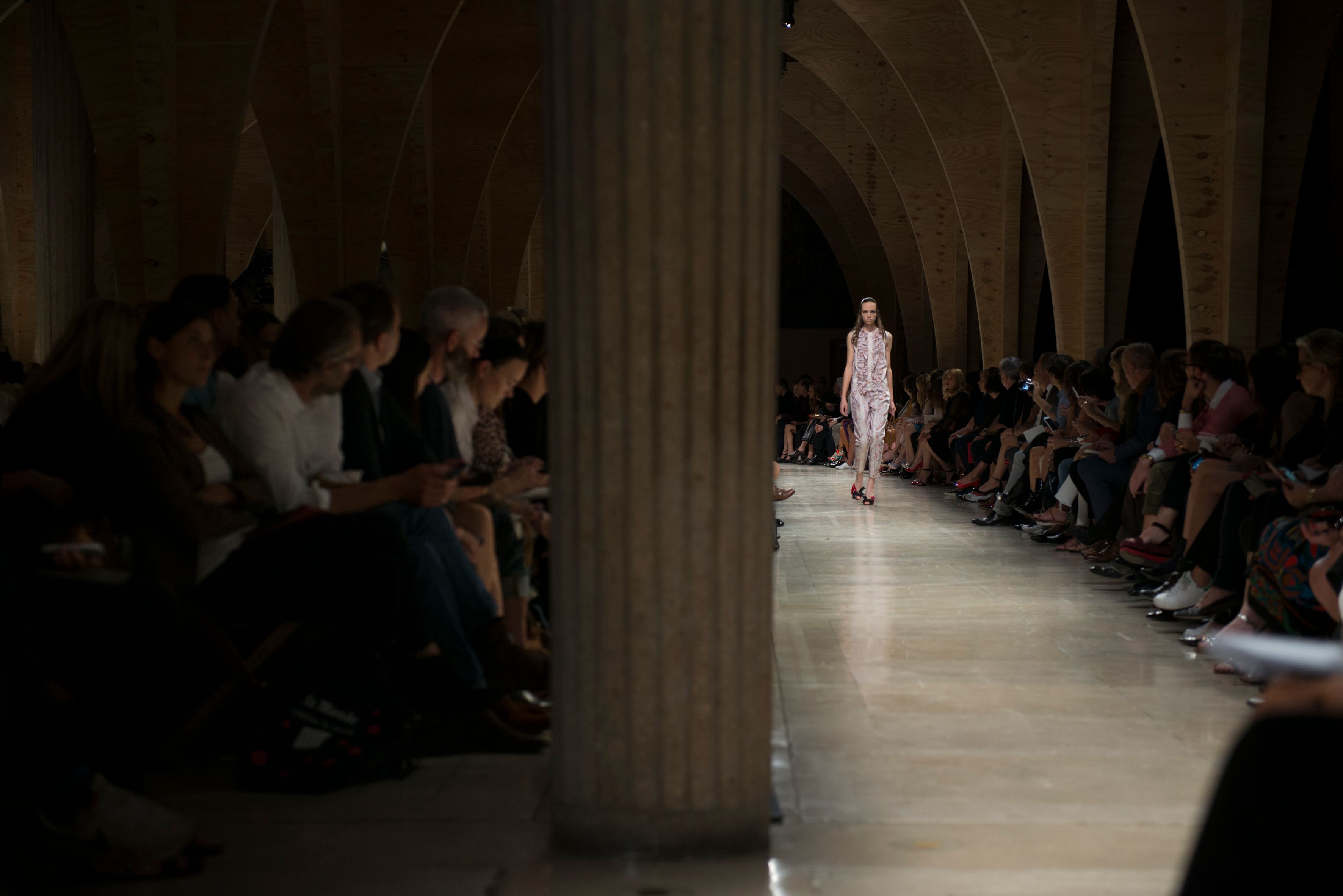 2015 春夏 Miu Miu 巴黎时装秀 | 建筑与时尚的完美交融-11