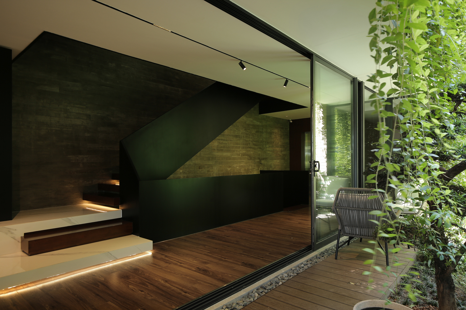 DKS House · 城市中心的绿色静谧之家丨越南-25