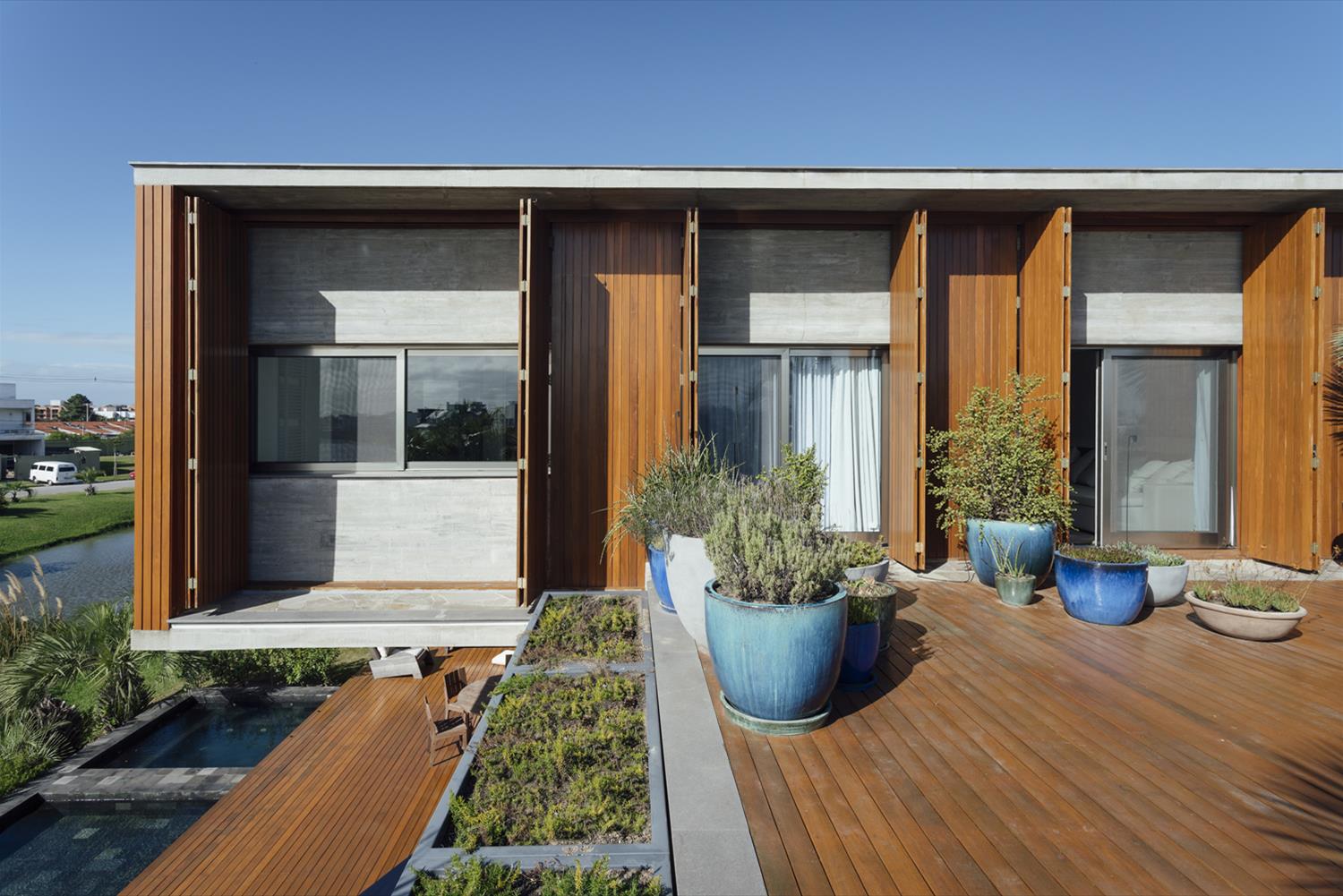 巴西 Pelotas 现代住宅 | 混凝土、木头和玻璃的完美融合-10