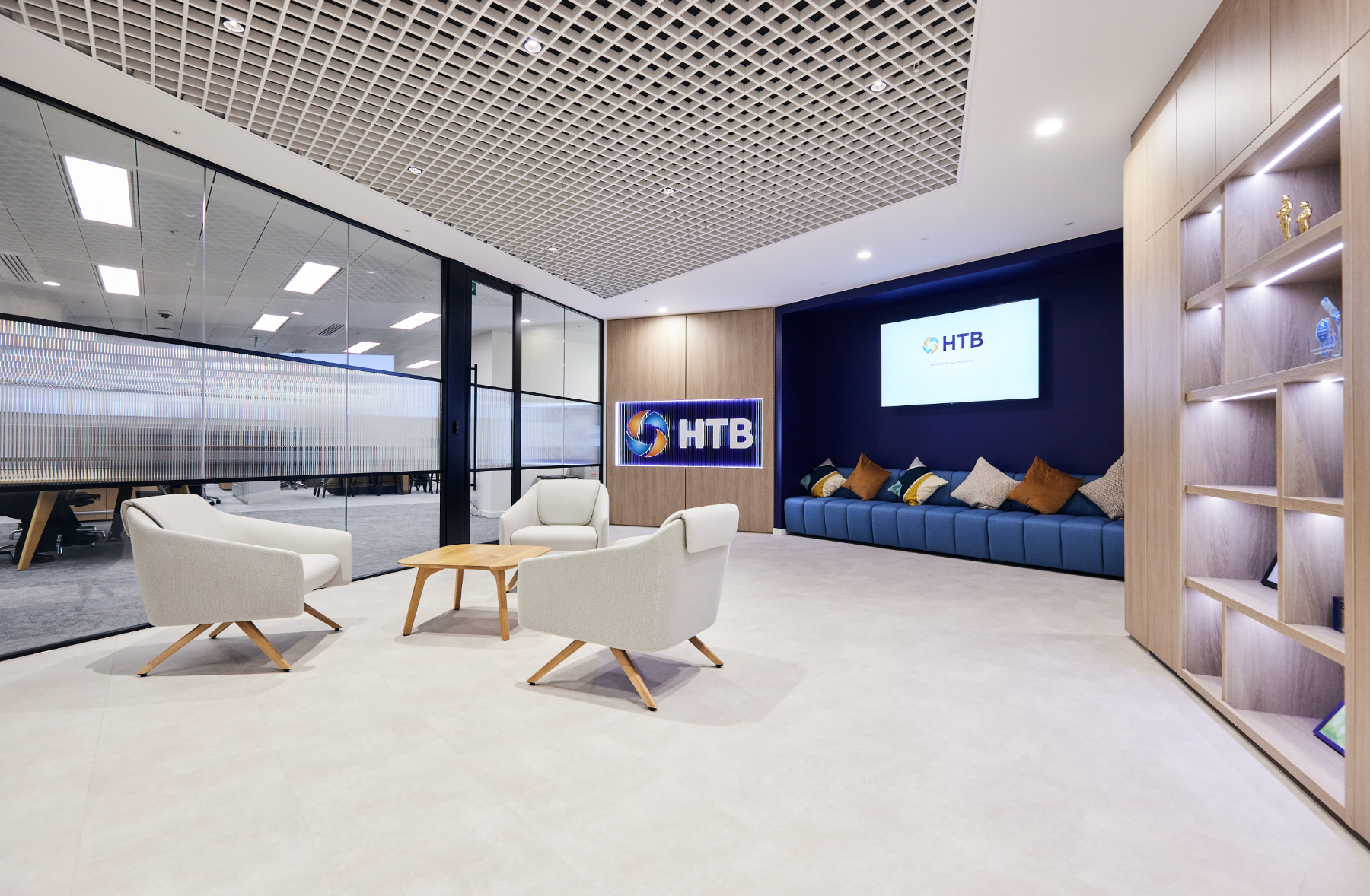 A Look Inside Hampshire Trust Bank’s New London Office - Officelovin'-0