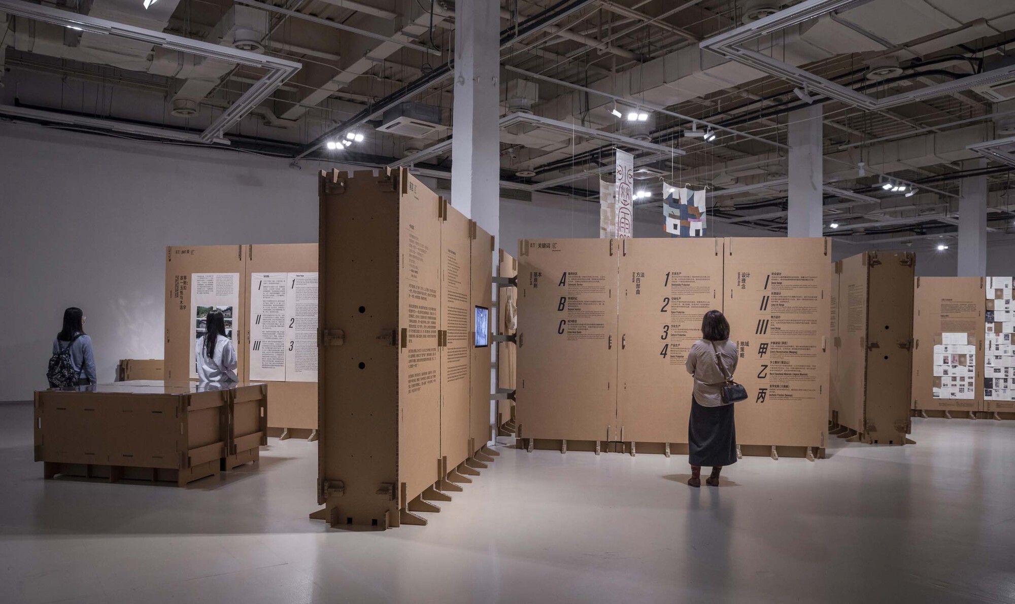 Exhibition Space Formed by Corrugated Cardboards / LUO studio-22