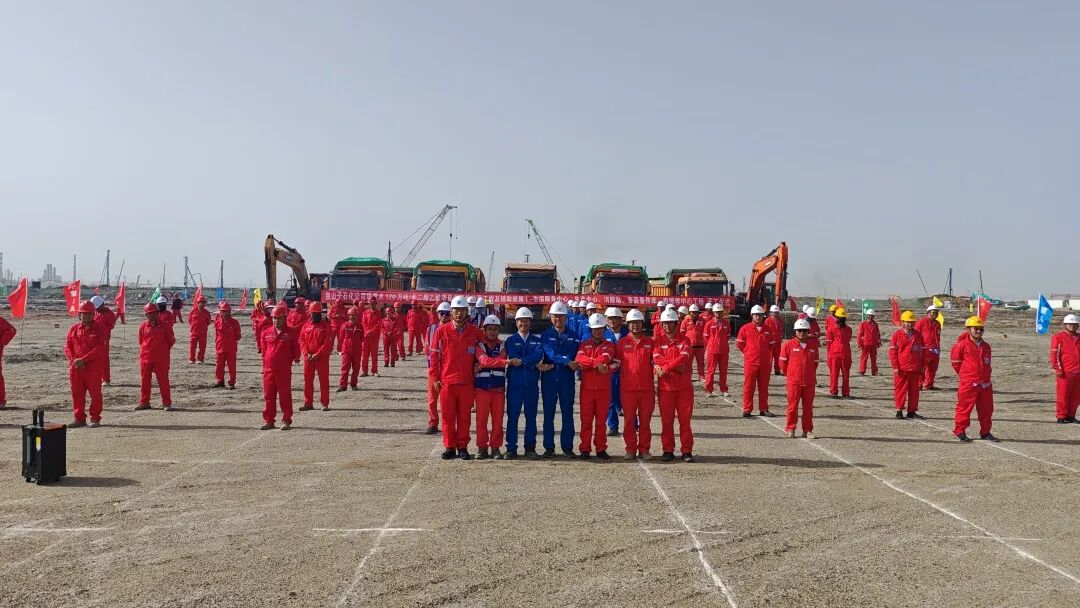 【一线写真】焊花落处，戈壁长出“能源春天”-16