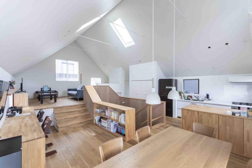 屋根形状とレベル差を活用　家族がゆるやかにつながる屋根裏のような居住空間 | Style of Life | 100%LiFE-4