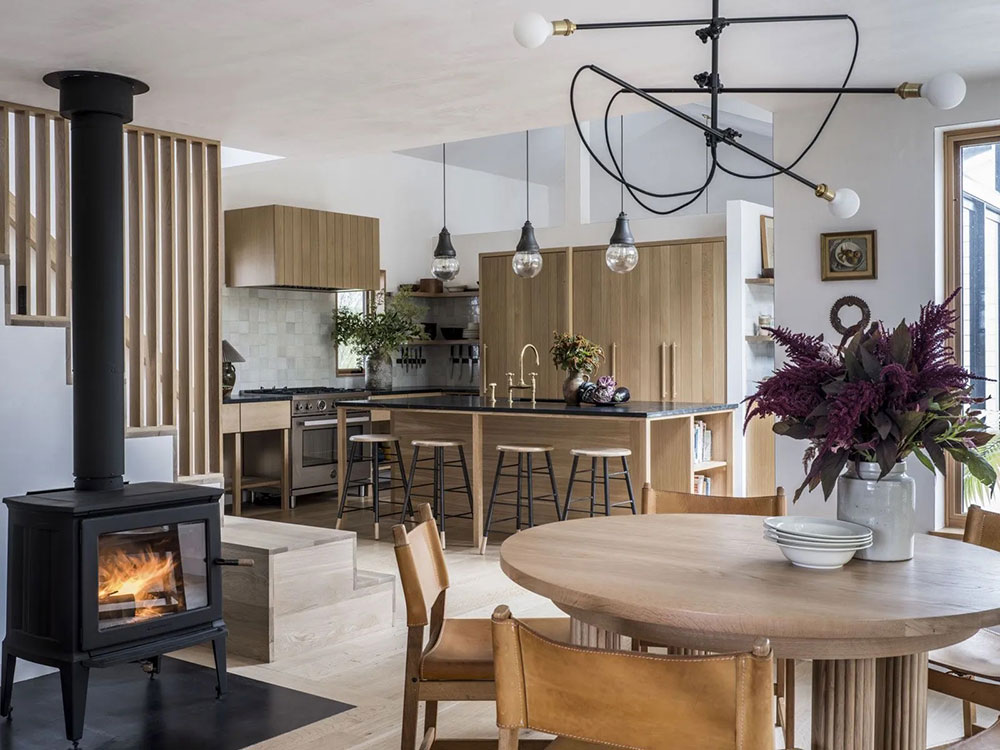 温馨农场住宅，花卉墙纸与复古家具的完美融合-9