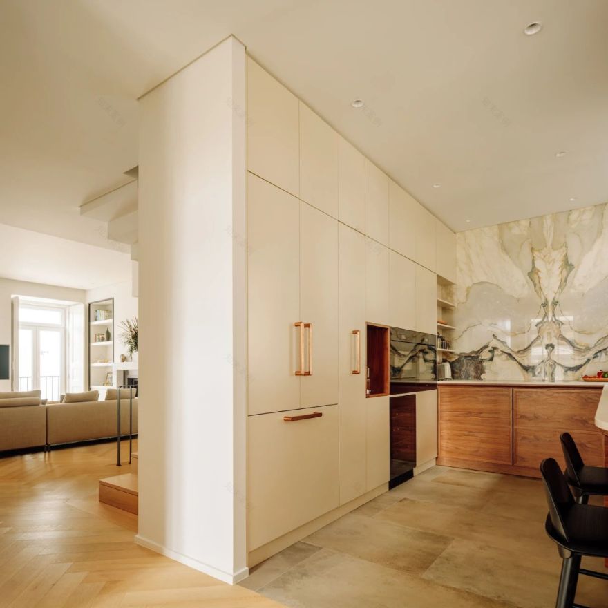 美国现代复古混搭平层设计案例丨葡萄牙里斯本丨Maison Amarande-6