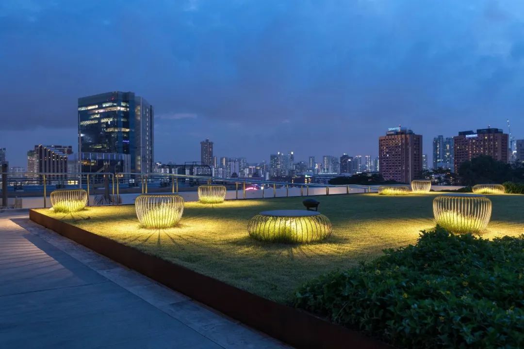 梦幻浮城 · 新加坡国家美术馆中庭的照明艺术丨Nipek-30