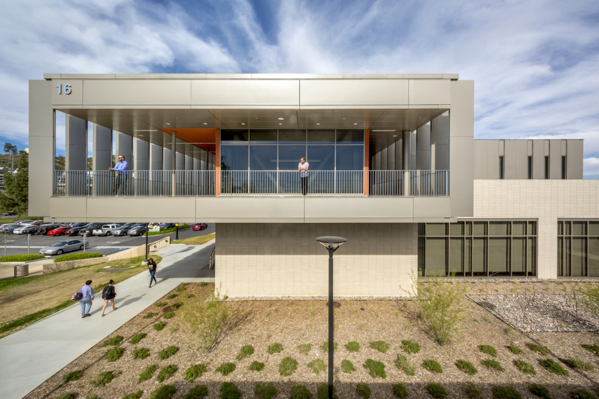 加州公共安全与卫生建筑的模拟学习空间-10