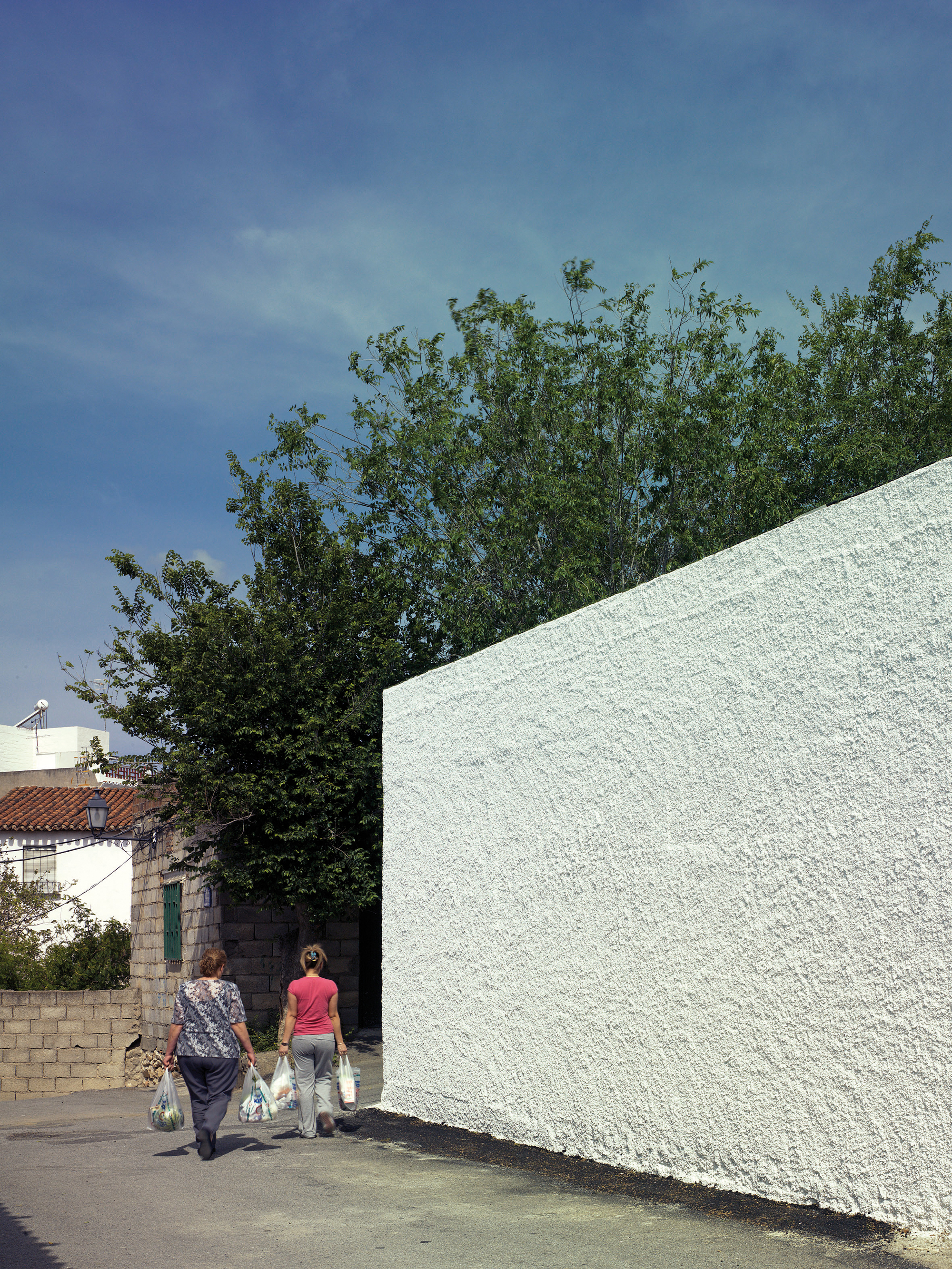 Public Pool on a Urban Artificial Valley / DJ Arquitectura-29