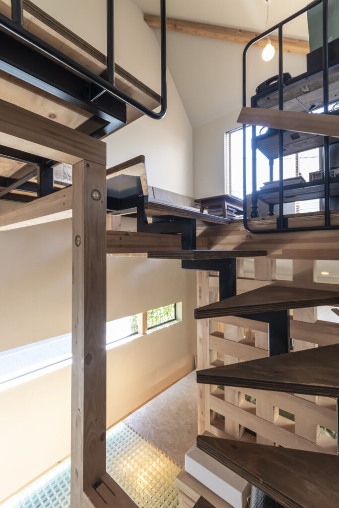 道路沿いの狭小敷地に建てた家　小さな家ながら、光を享受し開放感を感じて暮らす | Architecture | 100%LiFE-5