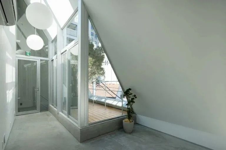 东京红砖双办公楼，绿色与空间的艺术融合-22