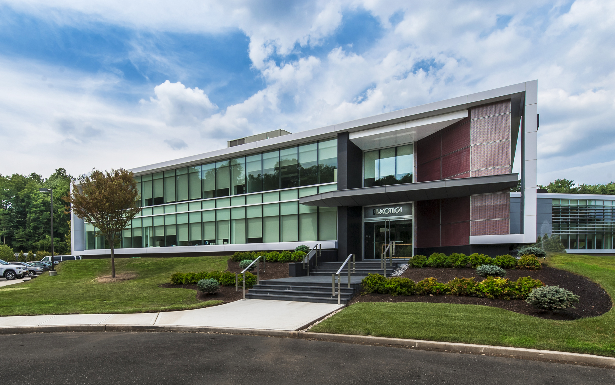 摩登 Luxottica 集团办公室 | 红白灰演绎高效工作环境-6