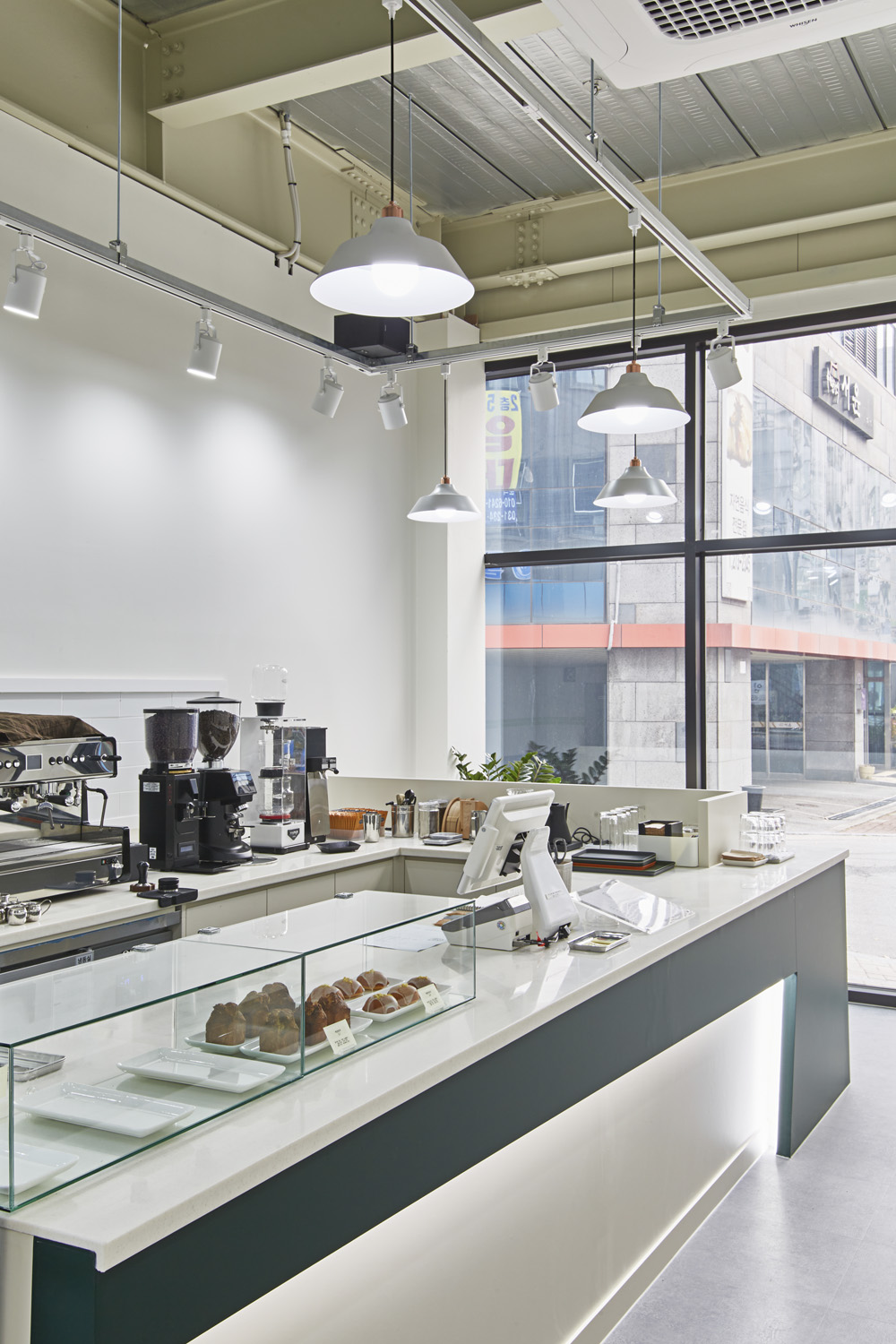 色彩点睛的 14 平米咖啡厅，打造温馨小空间-13