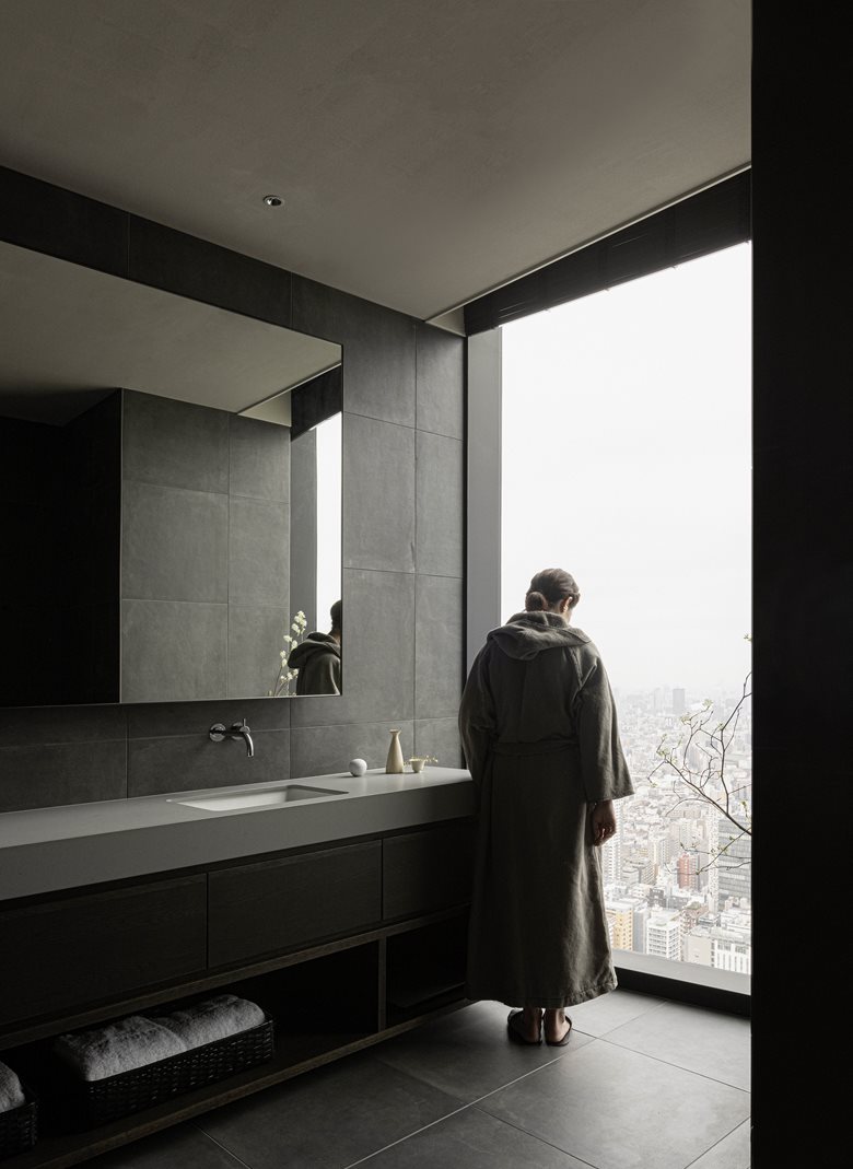 传统现代文化结合的japandi风酒店顶楼寿司餐厅和水疗中心设计-48