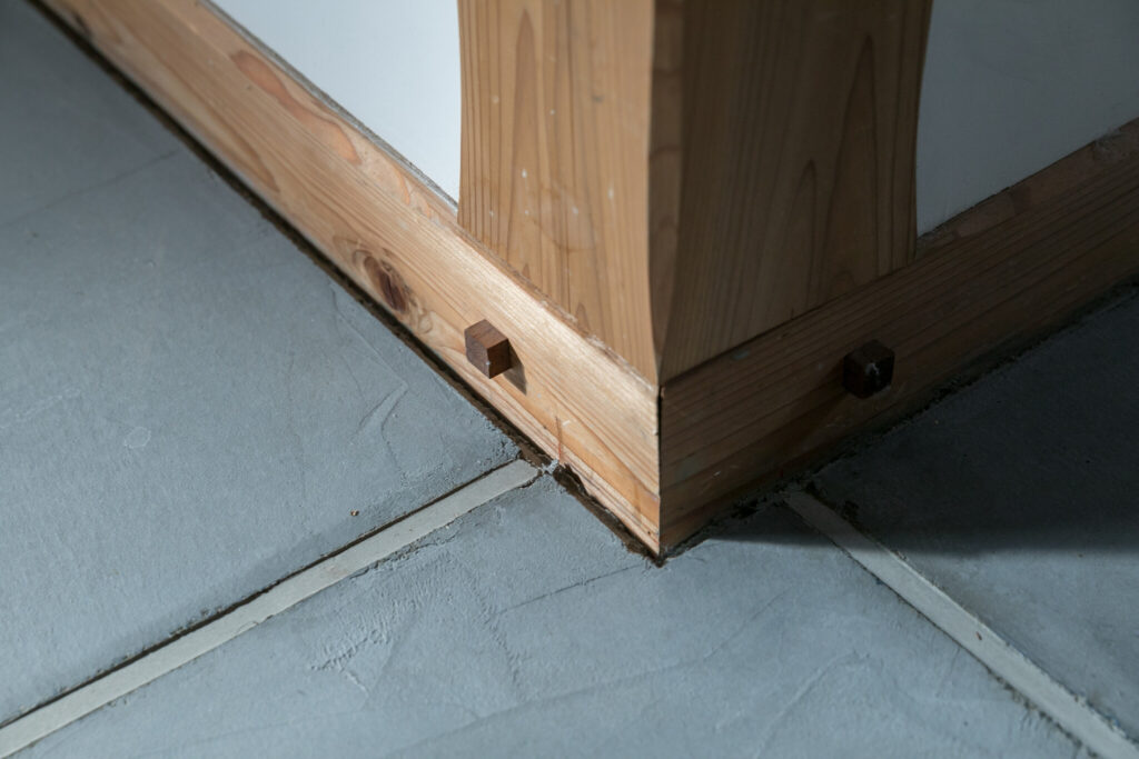 新月に伐採した木で造る家 洞窟で暮らす安心感と、森の力に共感する住まい | Architecture | 100%LiFE-9