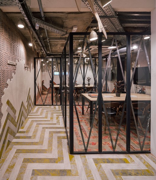 致敬现代主义的巴塞罗那秘密花园共享办公空间-19