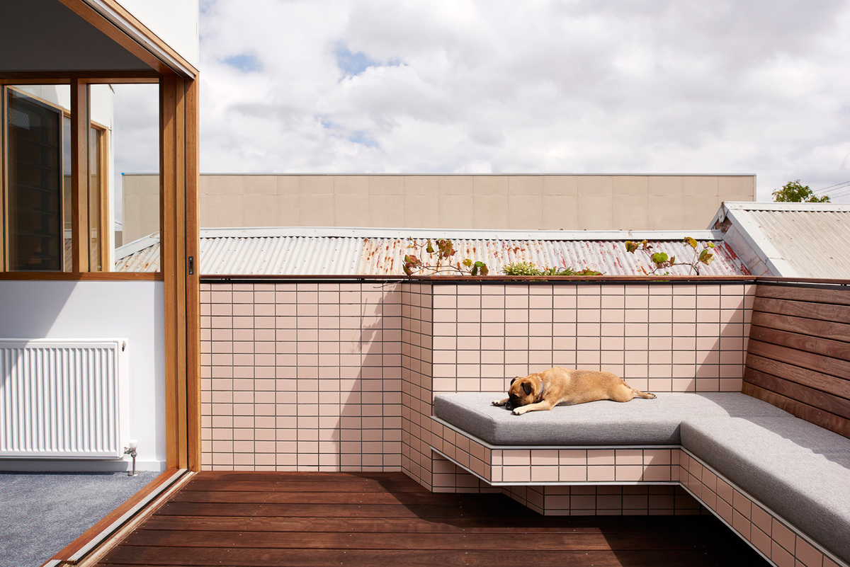 Новый дом с традиционным фасадом на участке шириной 5 метров-34