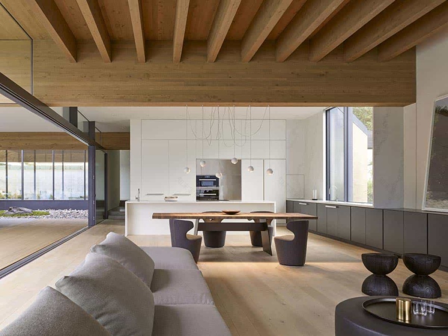 An amazing luxury house overlooking the sea in West Vancouver Canada-13