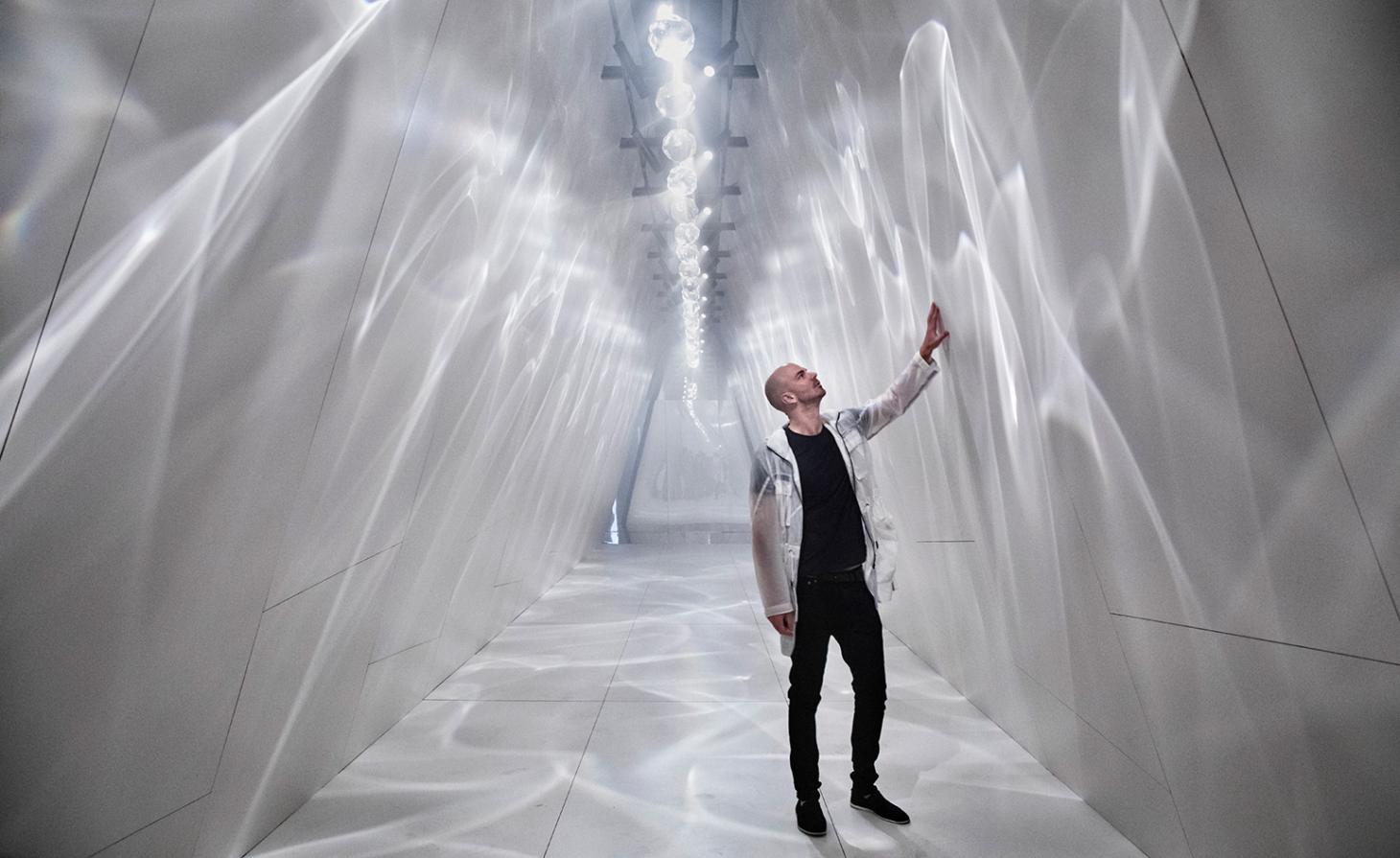 米兰中央车站的“Raytrace”装置 | 光与水的奇幻互动-21