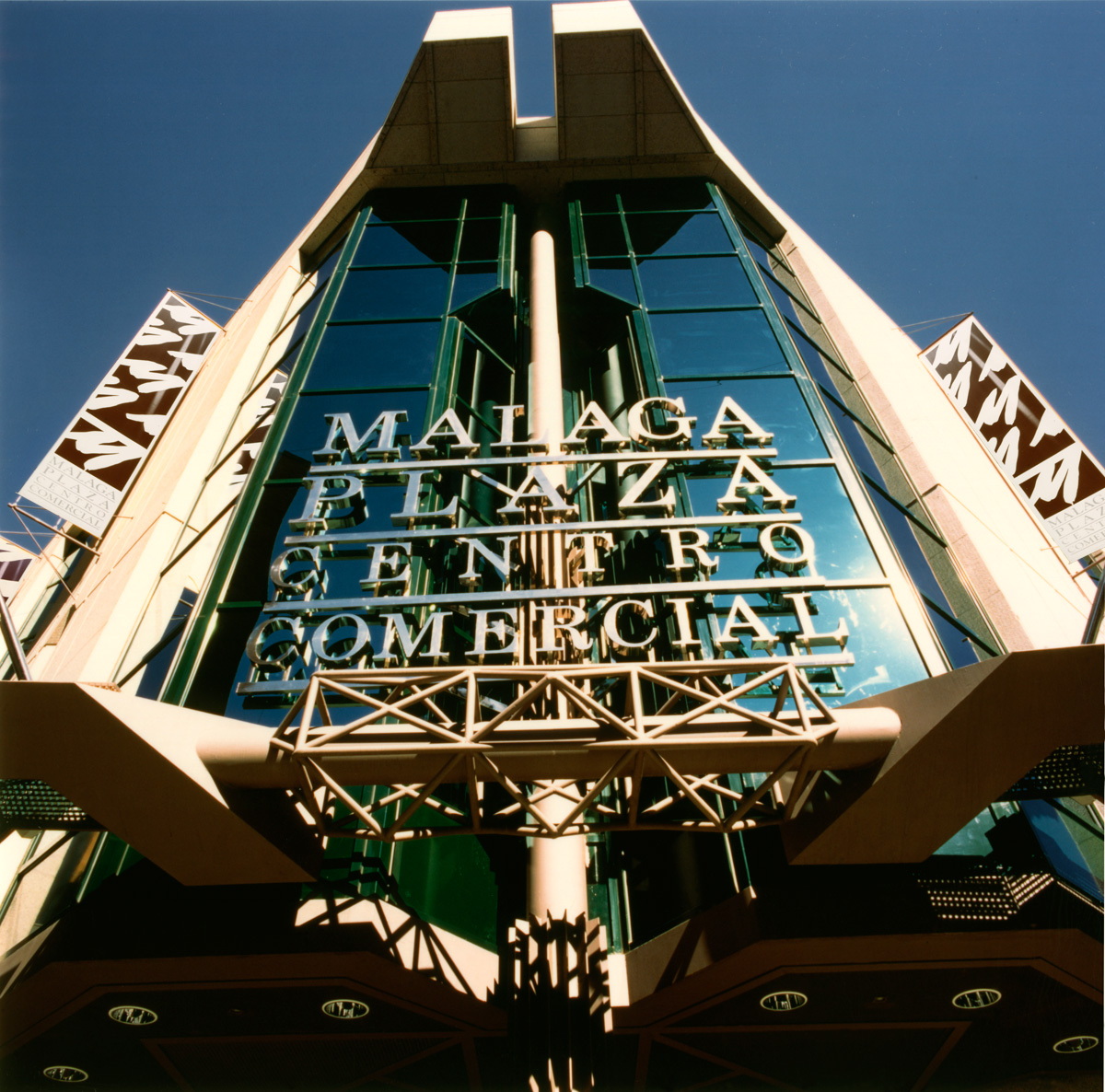 马德里购物中心光影设计营造都市广场氛围-7