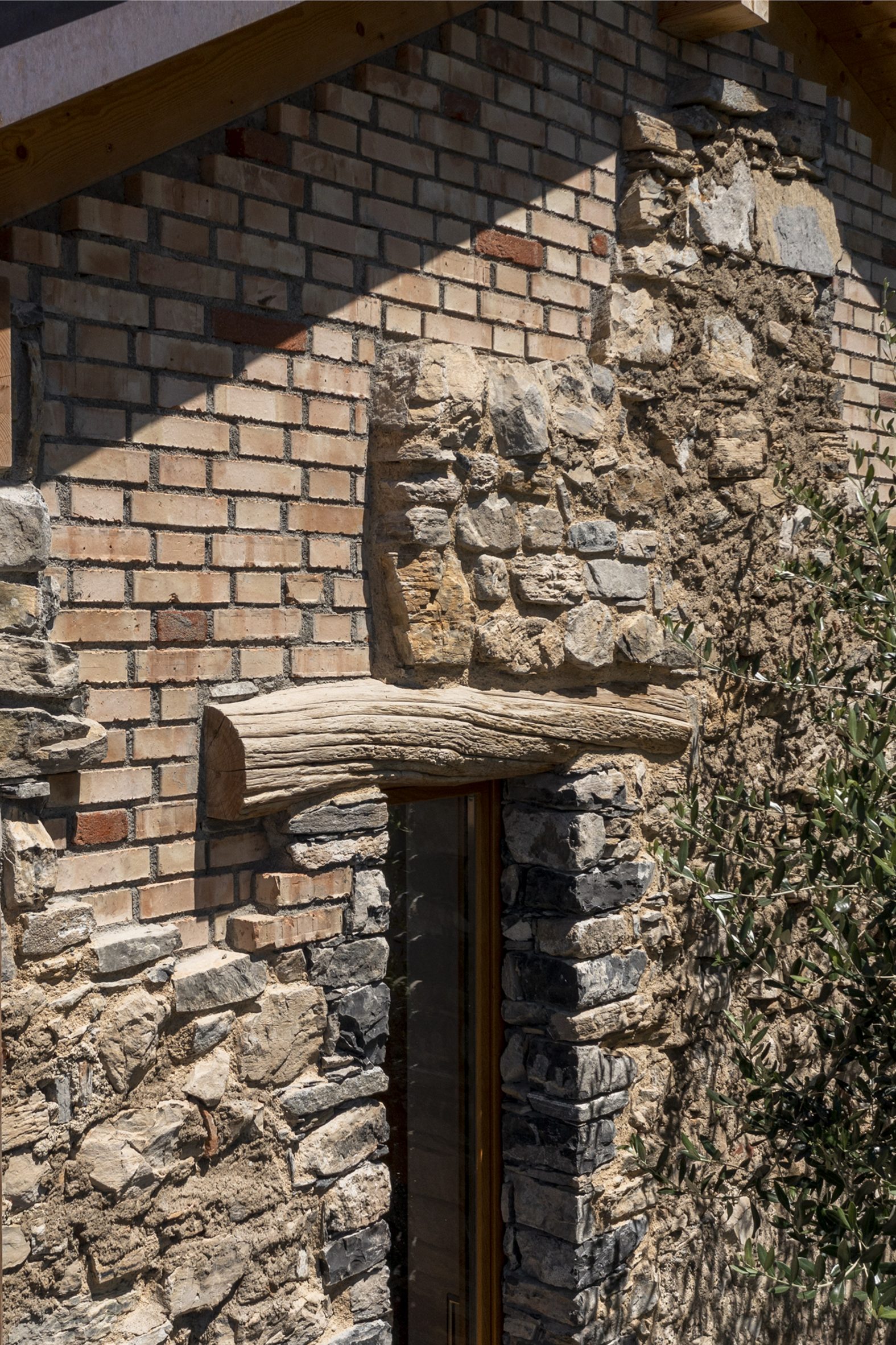 瑞士乡村微宅 | 旧木仓的重生-14