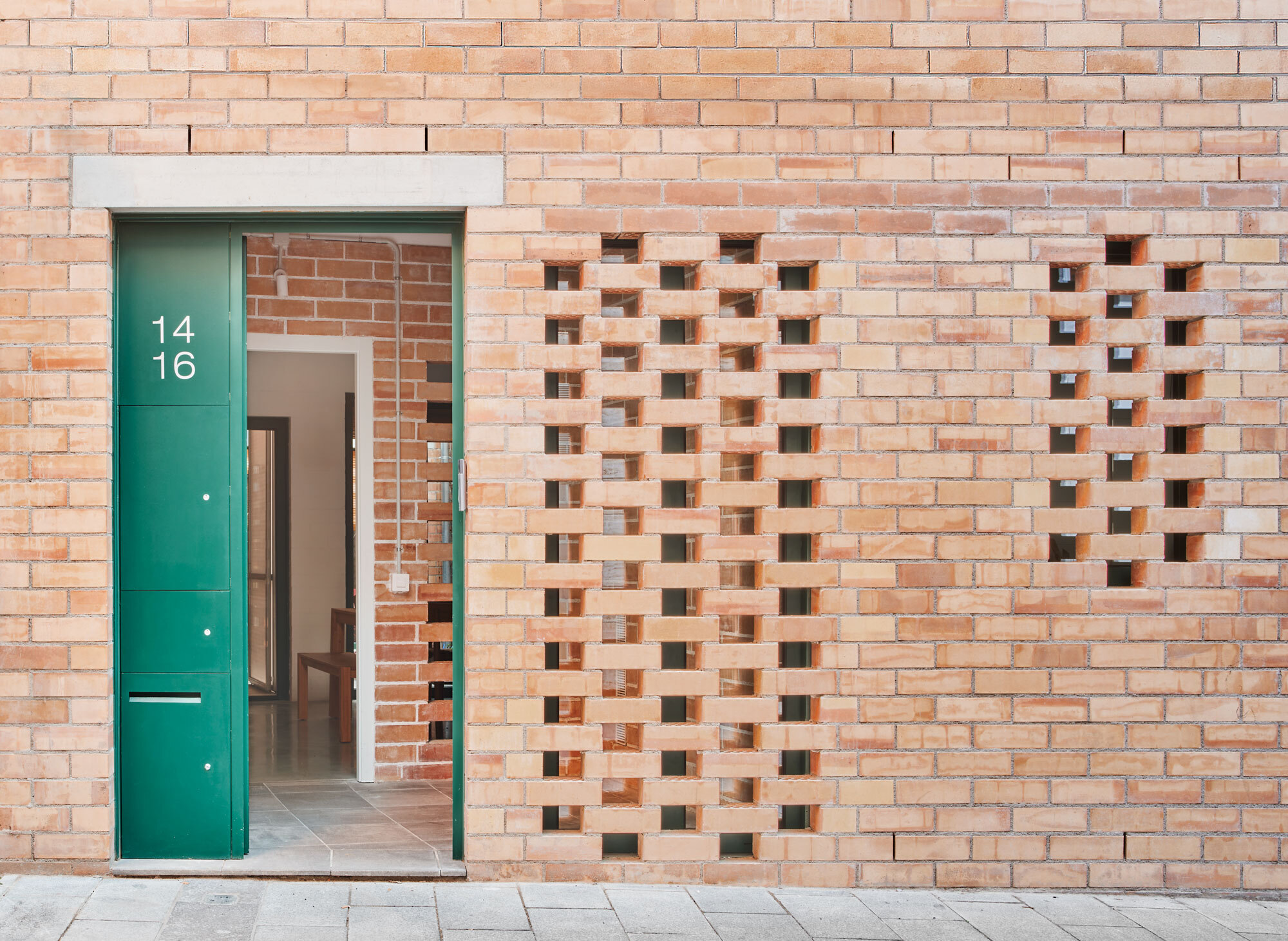 103RAV - New House Between Dividing Walls in Sabadell / Vallribera Arquitectes-30