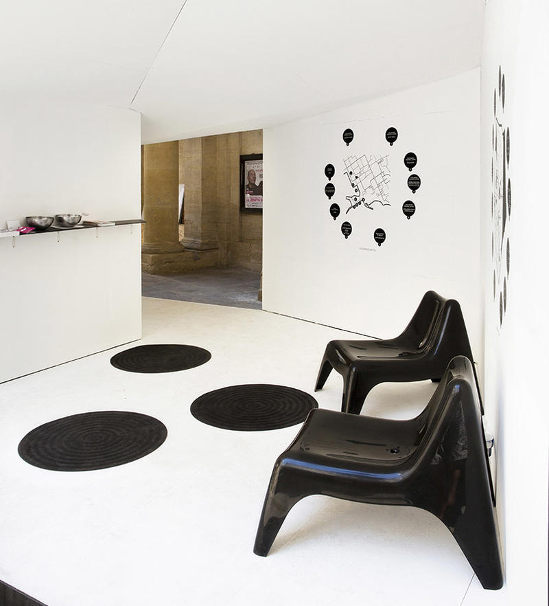 融合差异与力量，盘曲在石柱间的黑色建筑-2