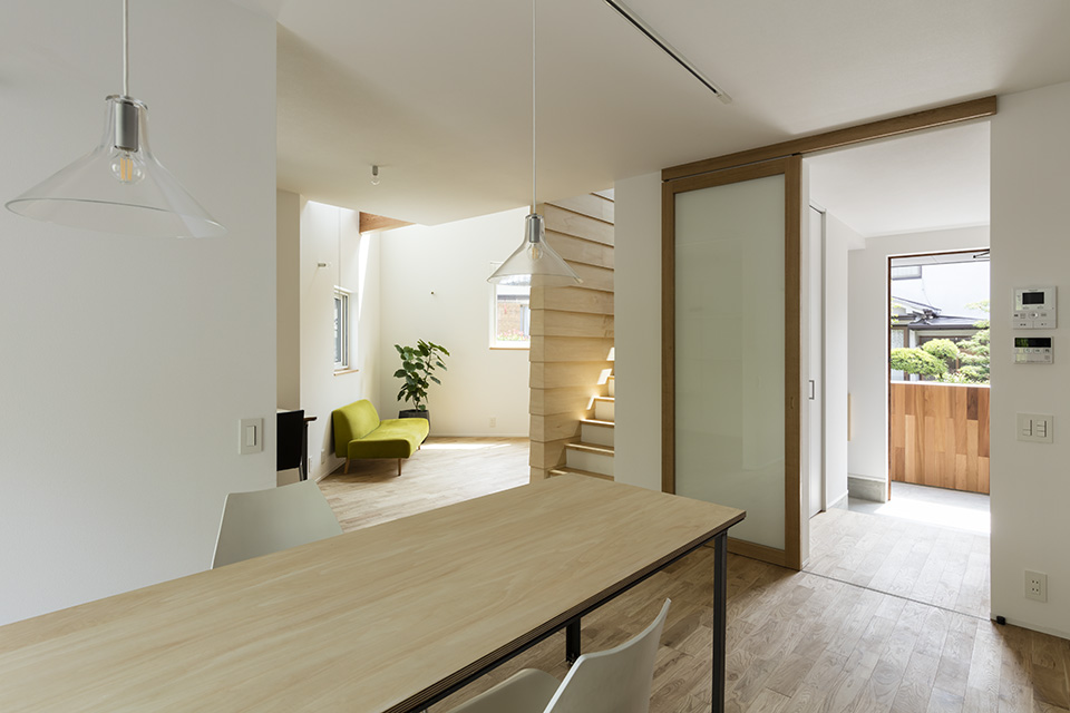 嗨，H 号房屋

说明：由于House HI含义不太清晰，HI可能是房屋编号之类的，如果HI有特殊含义请提供更多背景信息这里按照常规推测HI可能代表编号并给出一种翻译 丨日本大阪丨大阪【HAMADA DESIGN】-31