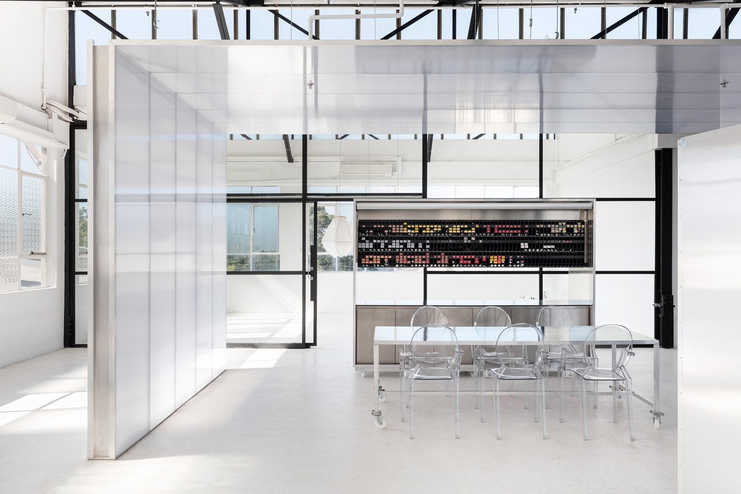 Usfin Atelier: George Livissianis在圣彼得斯的无性别发廊-4