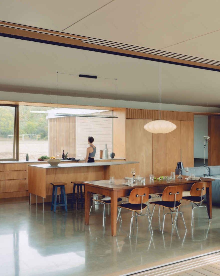 铁木树皮屋(注:Ironbark是一种澳大利亚的硬木,叫铁木树,这里推测可能是用铁木树皮建造的房屋) 丨澳大利亚丨Not All Architecture-21