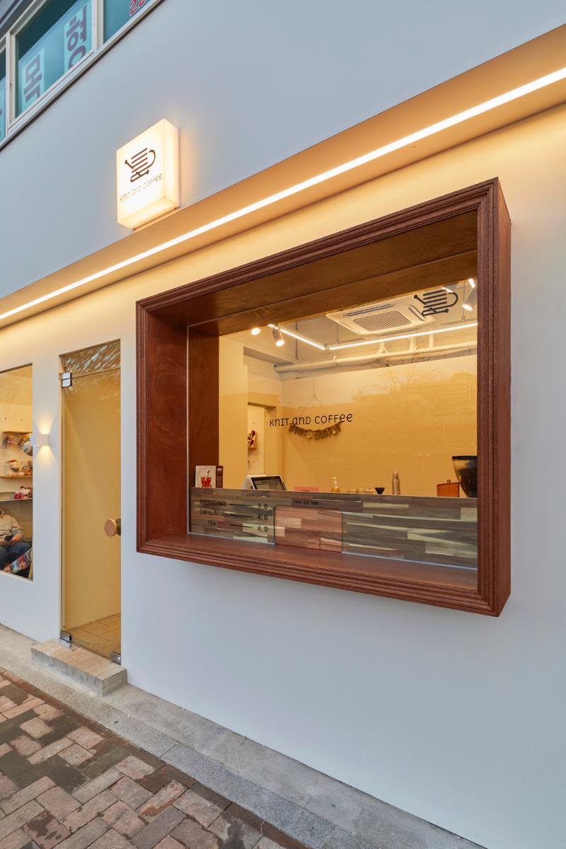 简约双色 7 坪咖啡厅 | 温馨空间与明亮自然的完美融合-9