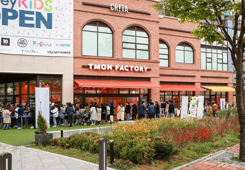 90 平米的购物商场，以品牌颜色为主题的室内设计-2