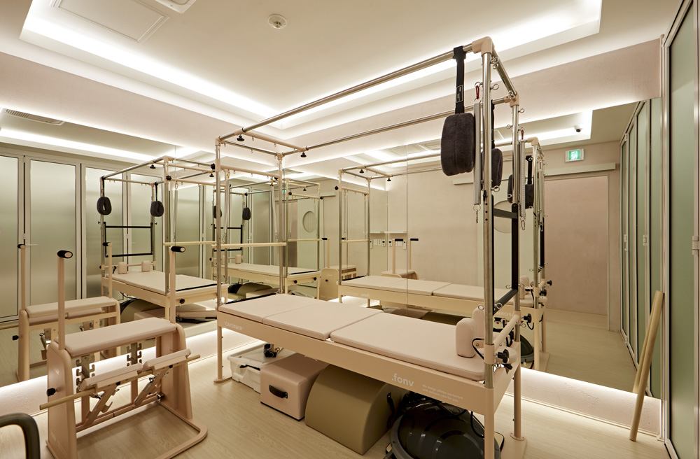 菲拉格慕餐厅的粉色调设计-9