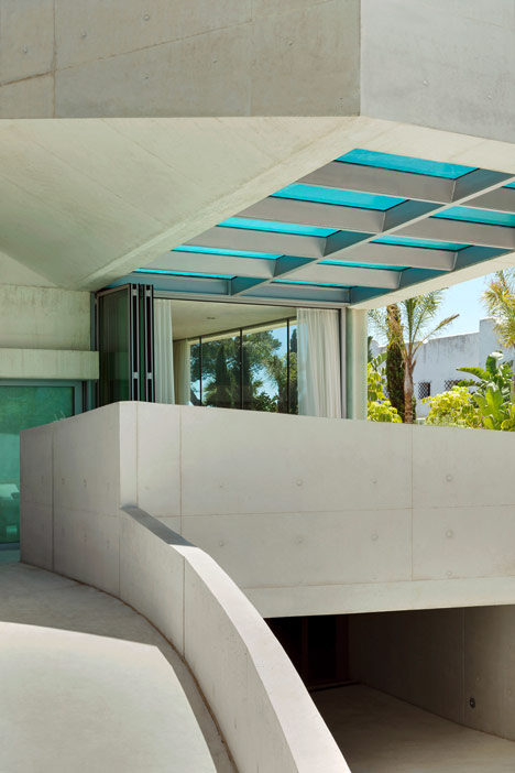 Wiel Arets' Jellyfish House has an elevated pool with a glass floor-2