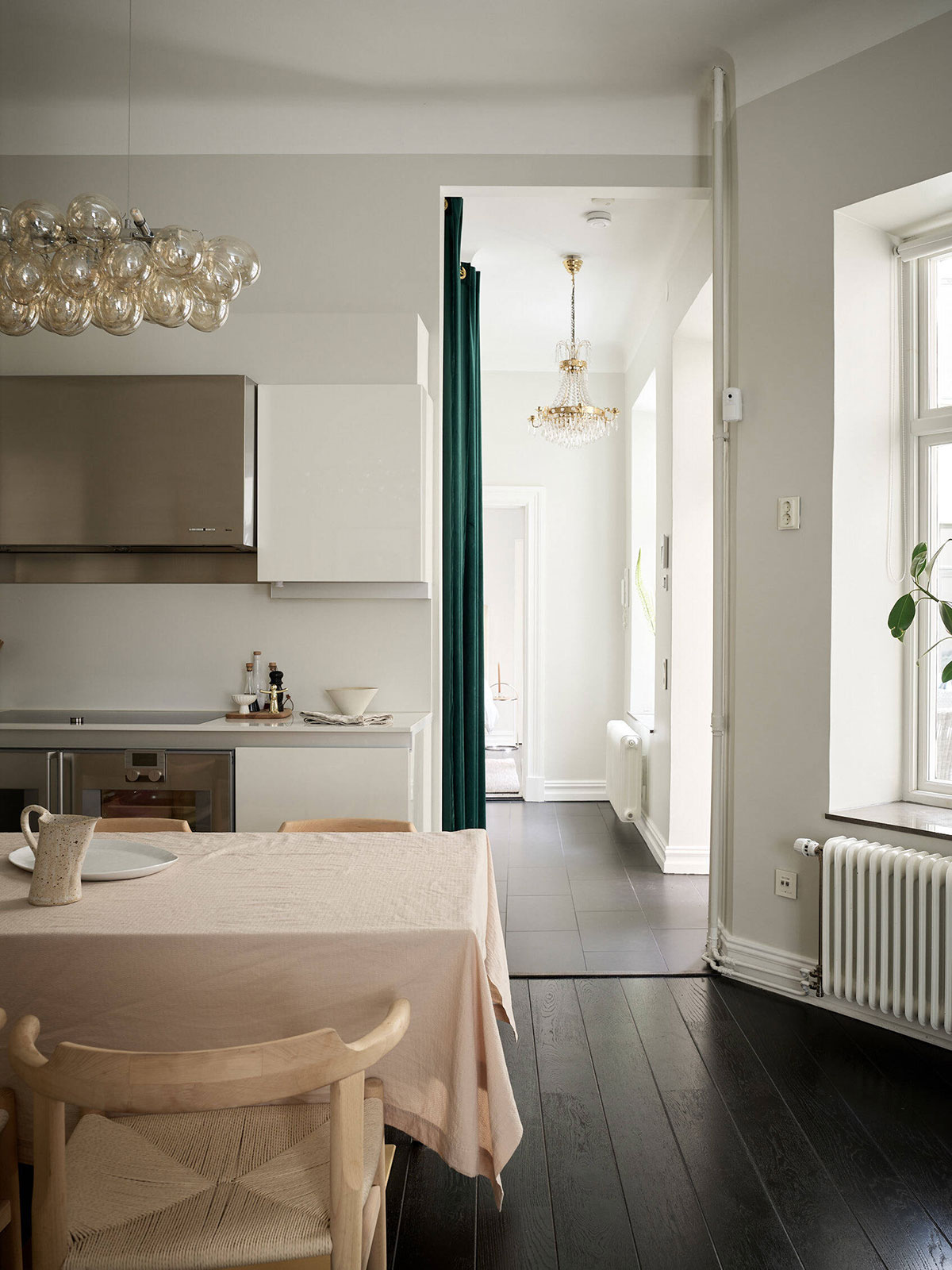 黑色地板和柔和的女性化装饰：哥德堡的宜人公寓-8