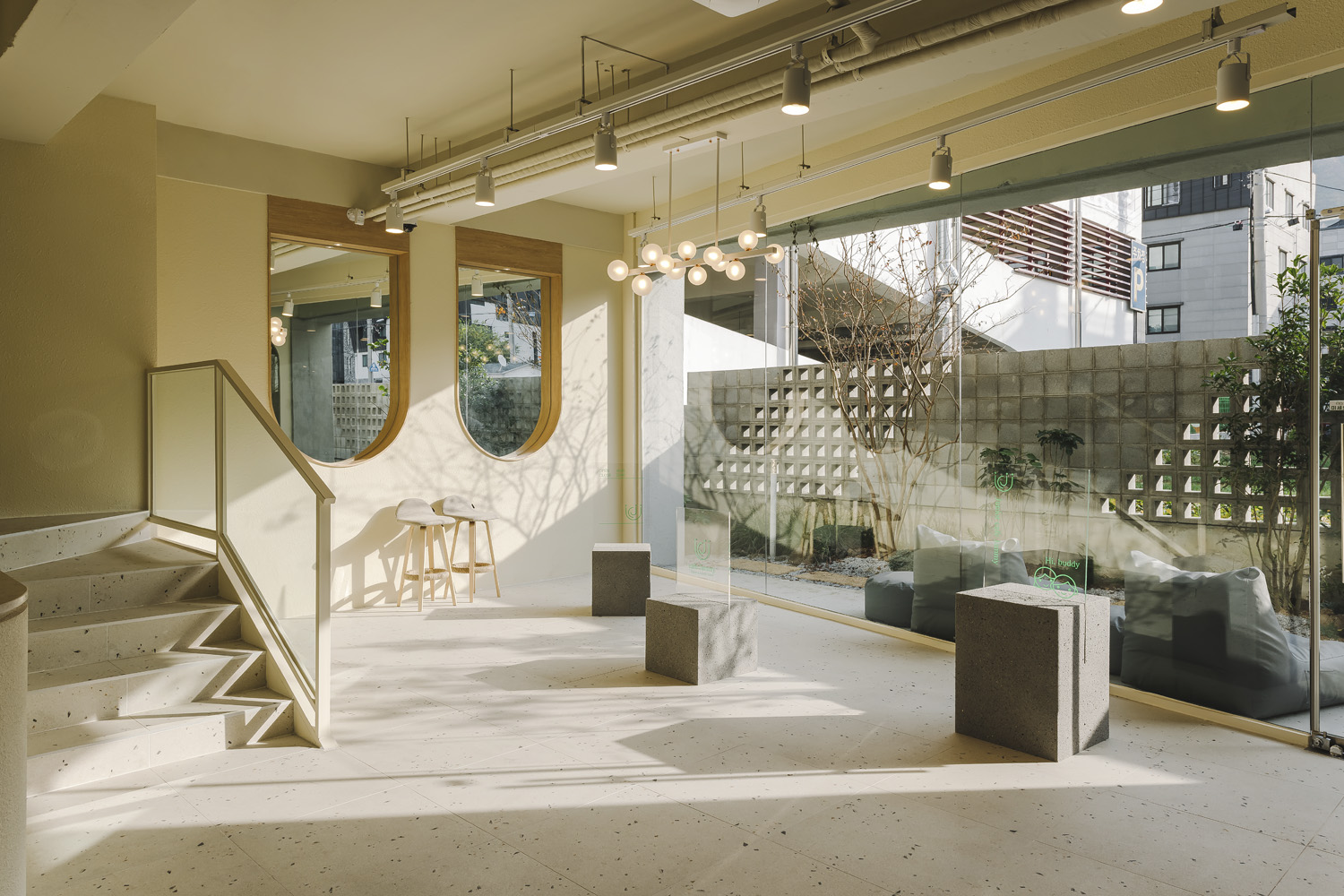 90 平米白色&木纹现代咖啡厅设计-2