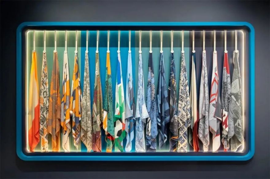 爱马仕 Hermès 丝绸用品新零售快闪店设计丨lisa Ossino Studio-18