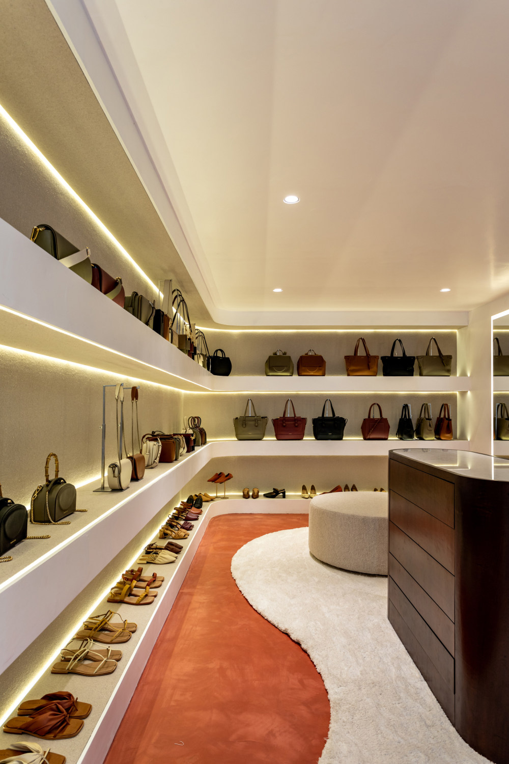 巴西极简皮包店,彰显永恒设计风格-18