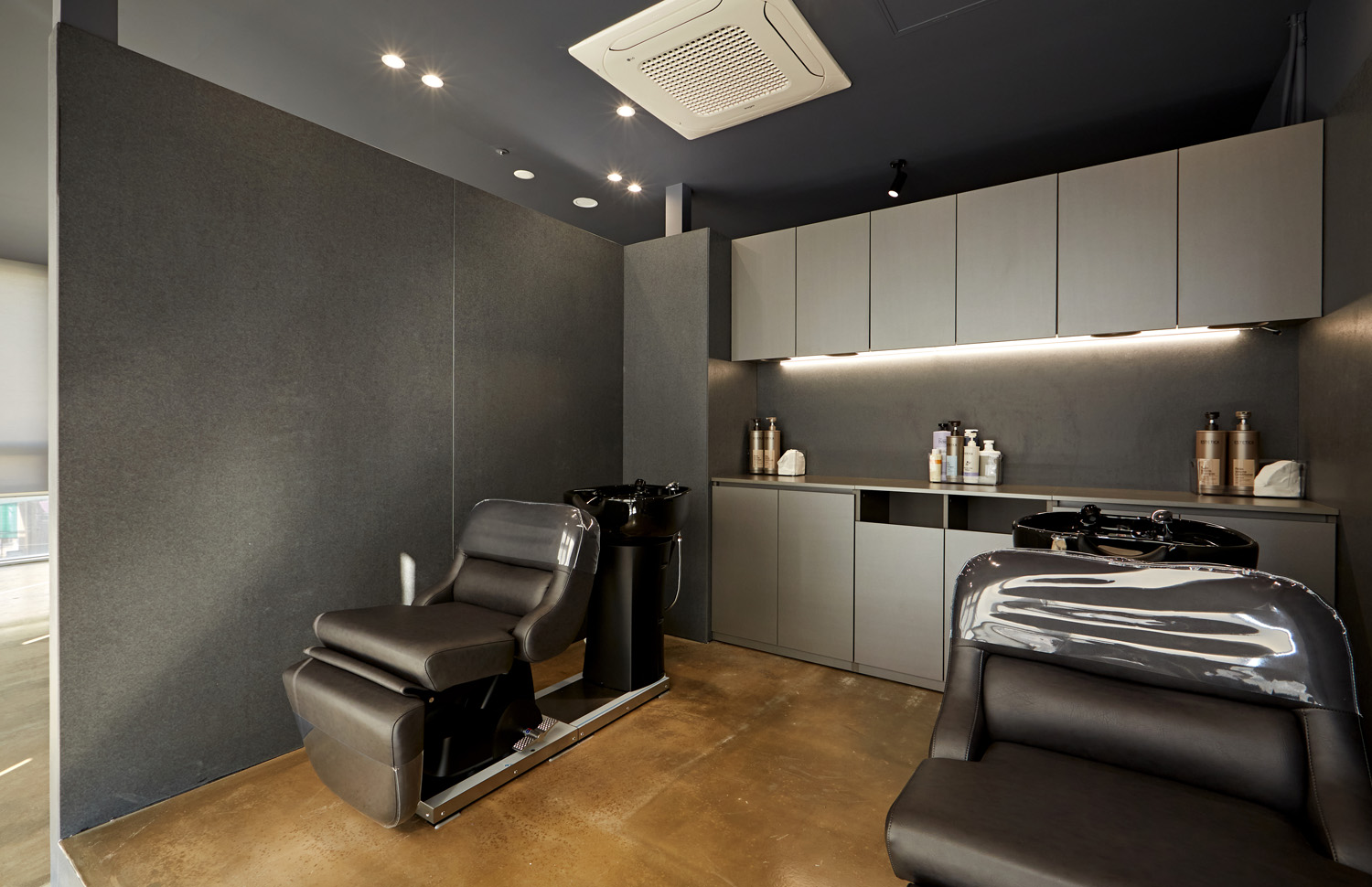 22 平现代男性美容室 | 黑白色调的精致空间-14