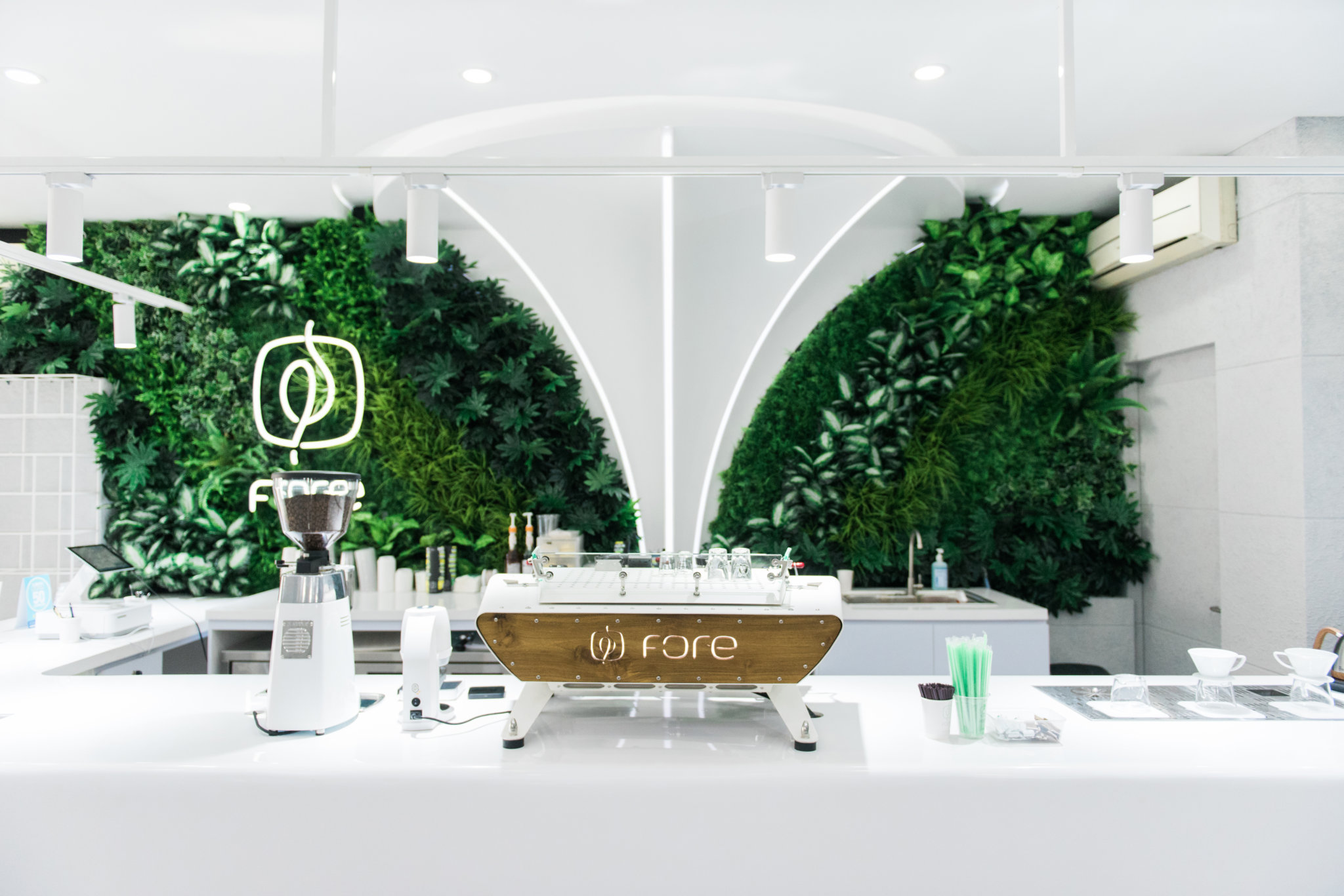 雅加达 FORE COFFEE 旗舰店 | 垂直花园、露营纹理、人工草皮的创意组合-12