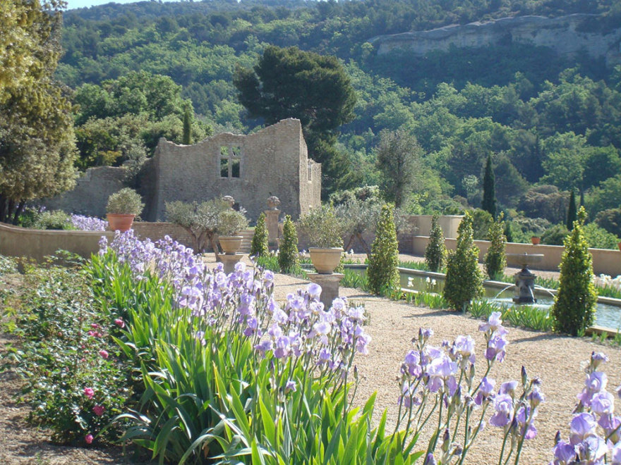 法国南部 16 世纪蓝调庄园 | 绿色掩映的完美典范-13